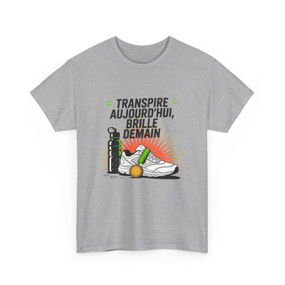 T-shirt Sport Motivation – "Transpire Aujourd’hui, Brille Demain" – Design Chaussure Running & Médaille