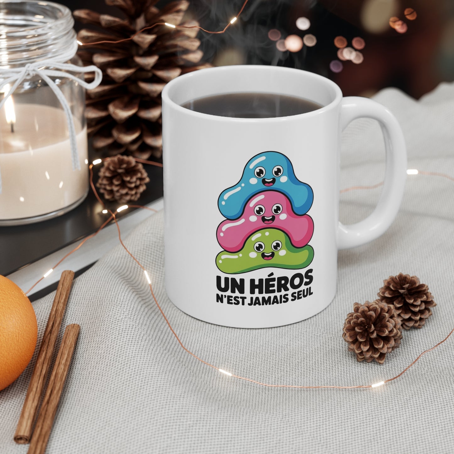 Tasse Humoristique “Un Héros n’est jamais seul” – Mug Mignon Personnages Colorés – Cadeau Fun et Positif 325ml