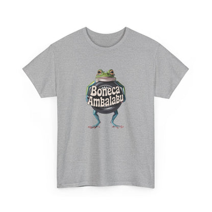 T-shirt Boneca Ambalabu Grenouille – Tee Shirt Drôle Blanc Gris – Design Absurde Cartoon Funky S à 3XL