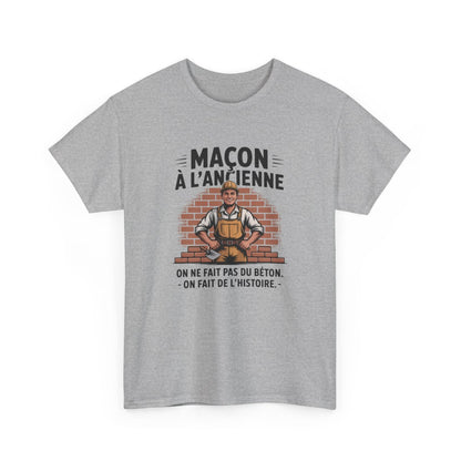 Tee Shirt Maçon Humour Métier – "On ne fait pas du béton, on fait de l’histoire" – T-shirt Blanc ou Gris BTP S à 3XL