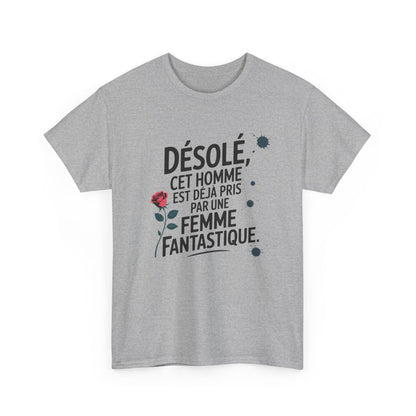Tee Shirt Homme – « Cet homme est déjà pris par une femme fantastique » – T-Shirt Blanc ou Gris Humour Amour Cadeau Couple
