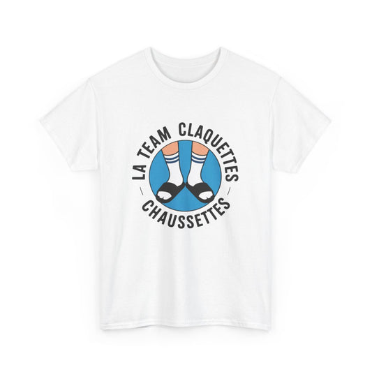 T-shirt La Team Claquettes Chaussettes – Humour Mode Kitsch – Visuel Pop Coloré