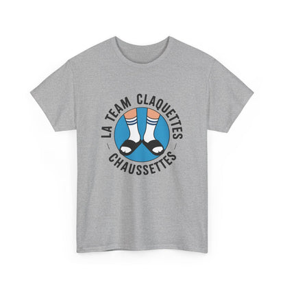 T-shirt La Team Claquettes Chaussettes – Humour Mode Kitsch – Visuel Pop Coloré