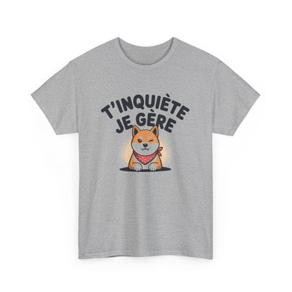 Tee-Shirt T’inquiète Je Gère – T-shirt Chien Mignon Blanc ou Gris – Humour Coton Unisexe – Cadeau Fun et Positif
