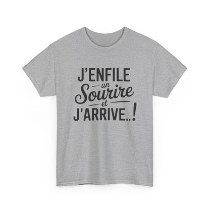 Tee-Shirt Humour Français Unisexe – “J’enfile un Sourire et J’arrive” – T-Shirt Positif Homme Femme Blanc Gris Coton S à 3XL