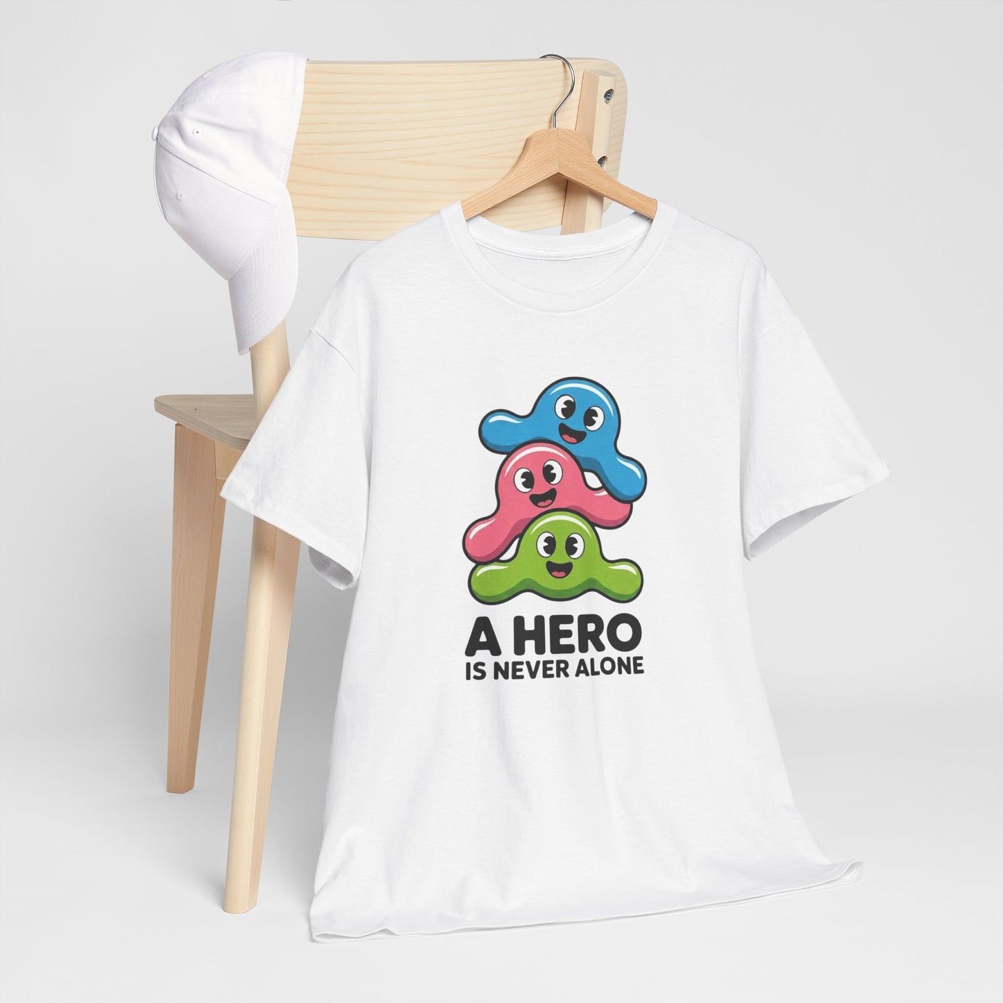 T-Shirt Kawaii Homme Femme – Tee Shirt Cute Hero Never Alone – Cadeau Mignon Positif Noir Blanc Gris