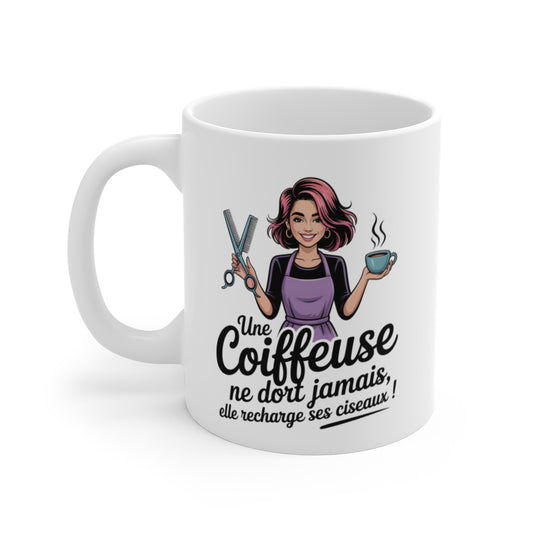 Tasse Coiffeuse – Une Coiffeuse ne Dort Jamais, Elle Recharge ses Ciseaux – Mug Humour Coiffure 325ml