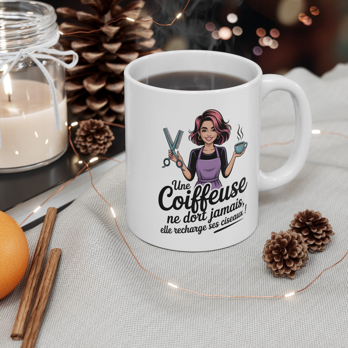 Tasse Coiffeuse – Une Coiffeuse ne Dort Jamais, Elle Recharge ses Ciseaux – Mug Humour Coiffure 325ml
