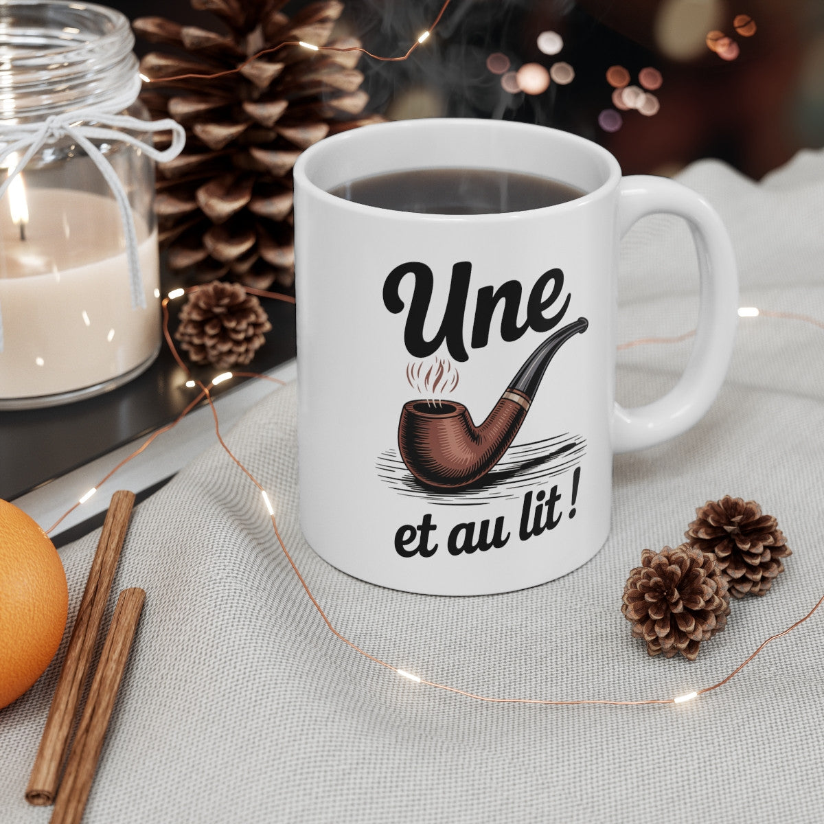 Mug Une et au Lit – Tasse Humour Pipe Tabac – Cadeau Homme Détente Fumeur – 325ml