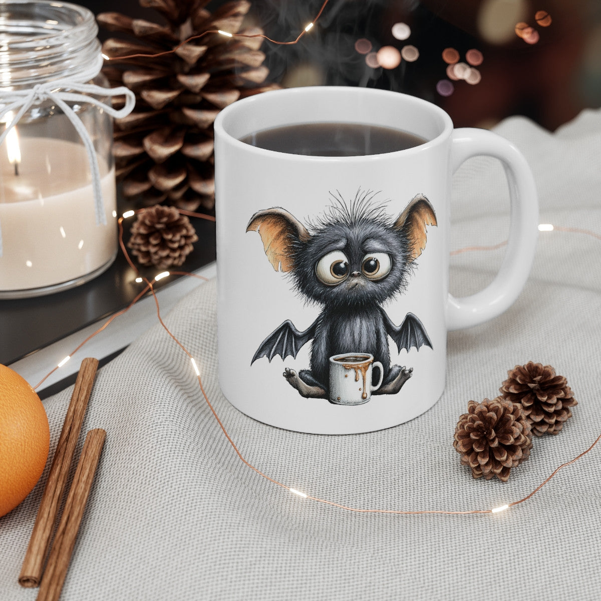 Design Mug Café Drôle – Créature Poilue Fatiguée avec Tasse – Illustration Mignonne Kawaii Gothique