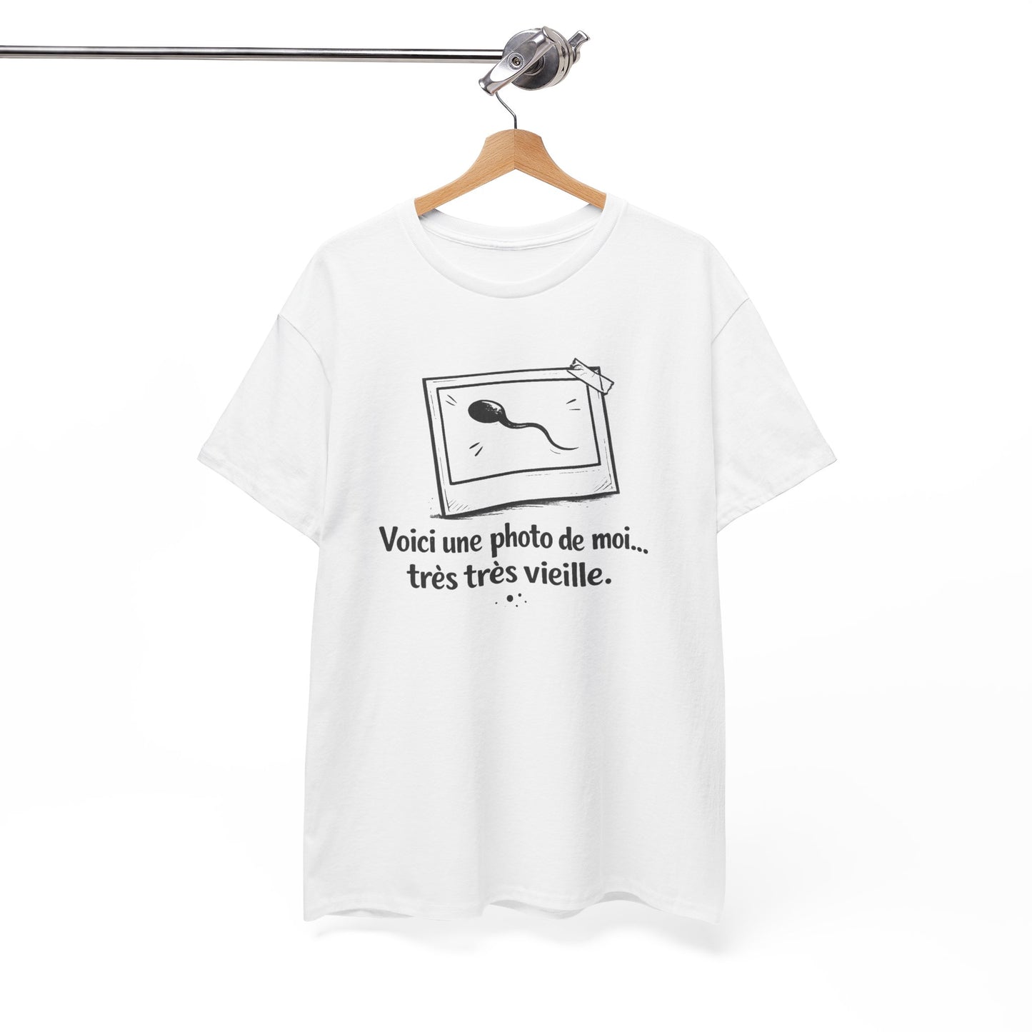 Tee Shirt Humour Voici une photo de moi très très vieille – Blague naissance – Cadeau drôle Blanc Gris Noir