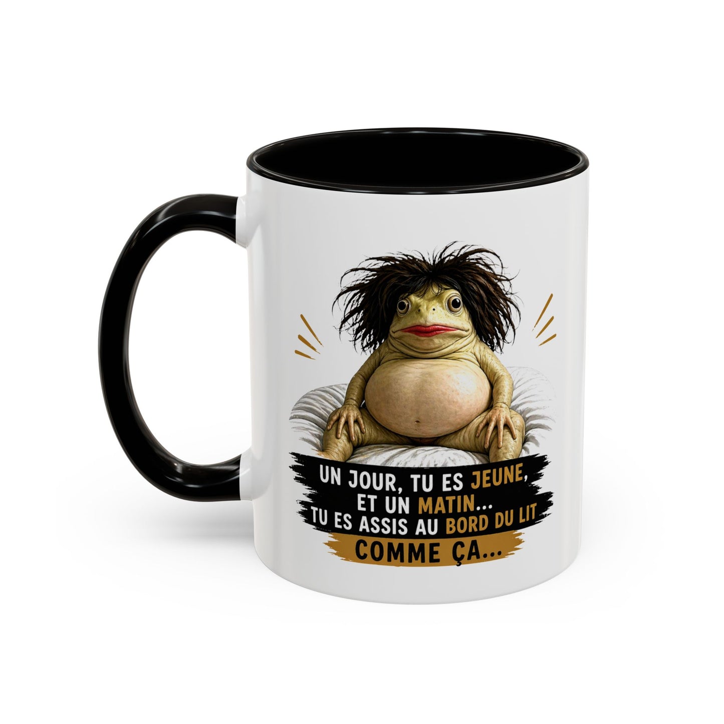 Mug Humour Vieillesse – Un Jour Tu Es Jeune et Un Matin Tu Es Assis au Bord du Lit Comme Ça – Tasse Drôle Originale Céramique 325ml Noir Bleu Rouge