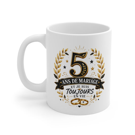 Mug 5 Ans de Mariage et Je Suis Toujours en Vie – Tasse Humoristique Anniversaire de Mariage – Idée Cadeau Couple Noces de Bois
