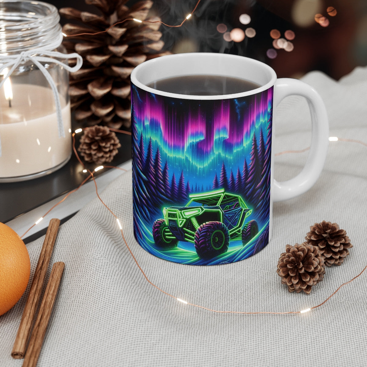 Mug céramique 325 ml – Buggy Néon sous Aurores Boréales – Tasse Off-Road Nocturne Forêt Scandinave