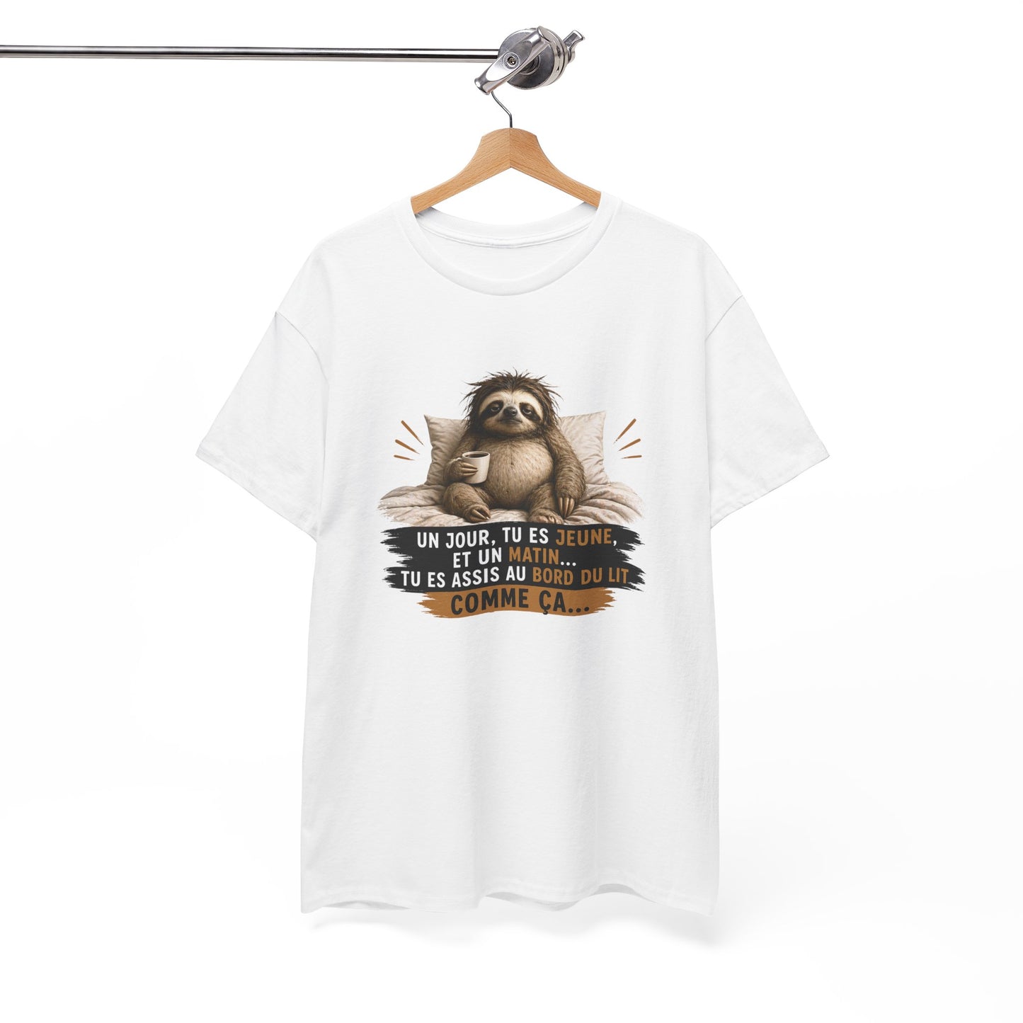 T-Shirt Humour Vieillesse Un Jour Tu Es Jeune Et Un Matin Tu Es Assis Comme Ça – Tee Shirt Paresseux Fatigue Réveil Matin Cadeau Homme Femme