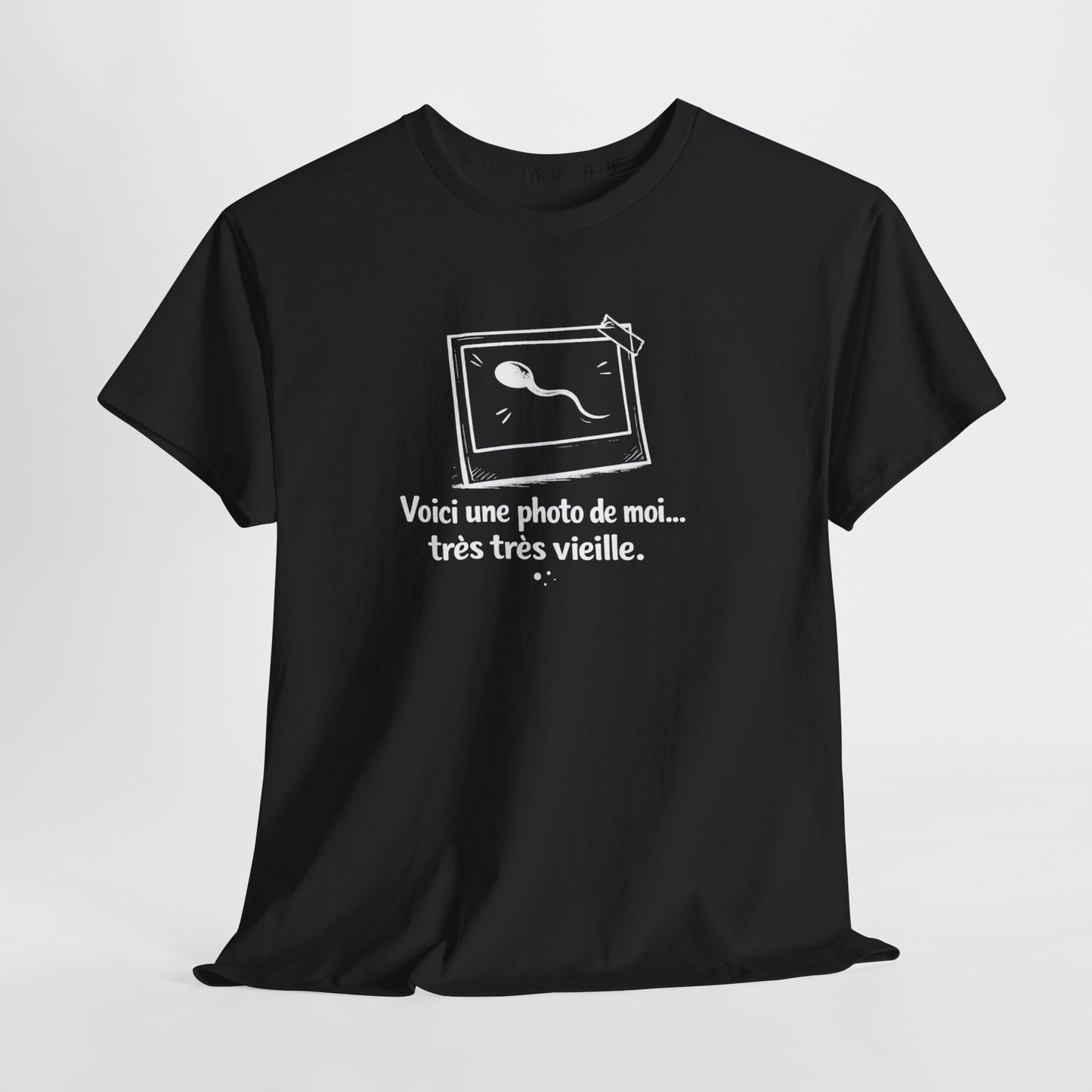Tee Shirt Humour Voici une photo de moi très très vieille – Blague naissance – Cadeau drôle Blanc Gris Noir