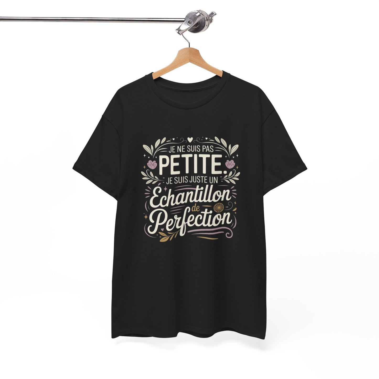 T-Shirt Femme Citation "Je Ne Suis Pas Petite Je Suis un Échantillon de Perfection" – Design Floral Élégant