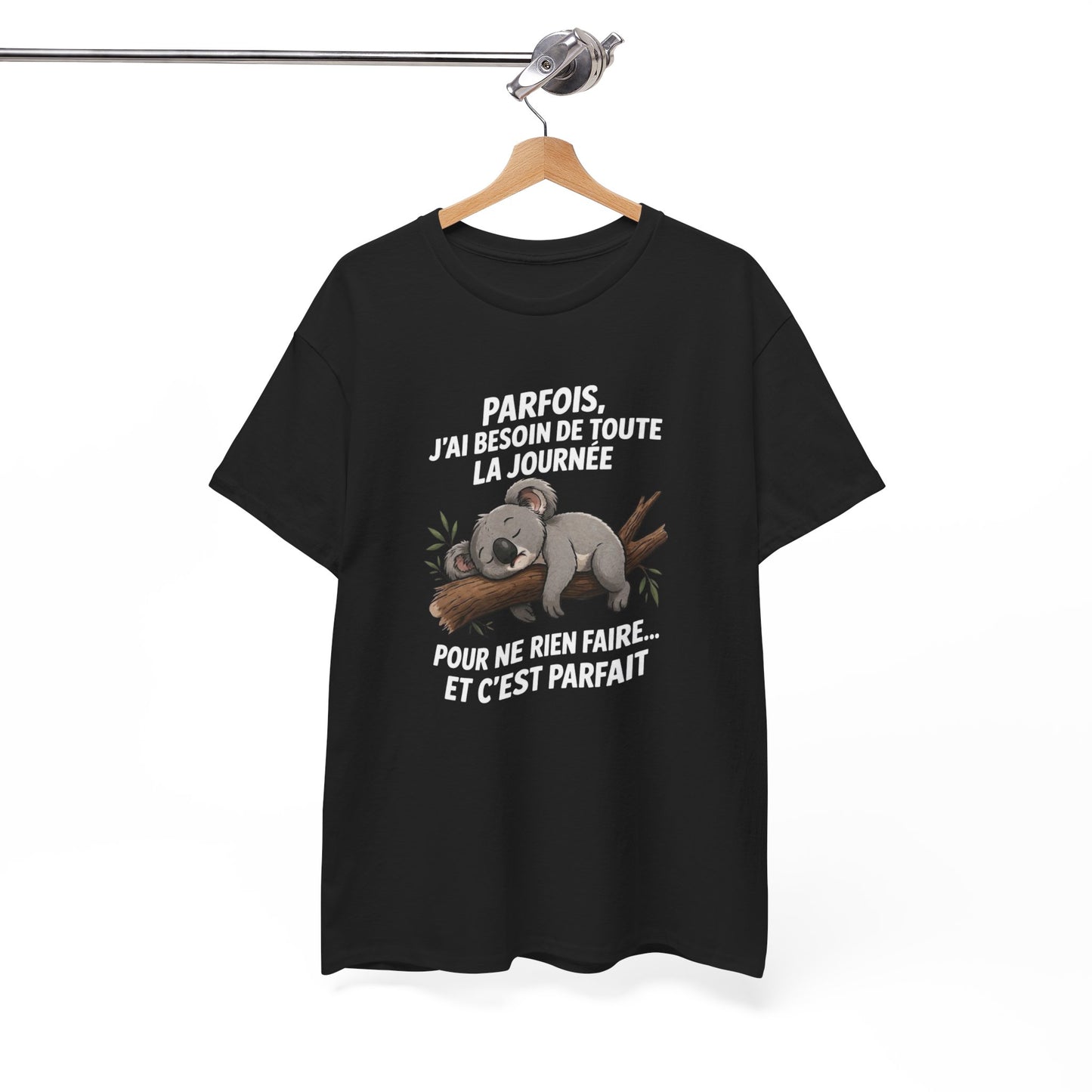T-Shirt Humour Koala Dormeur – Besoin de Toute la Journée pour Ne Rien Faire – Tee Shirt Détente Drôle