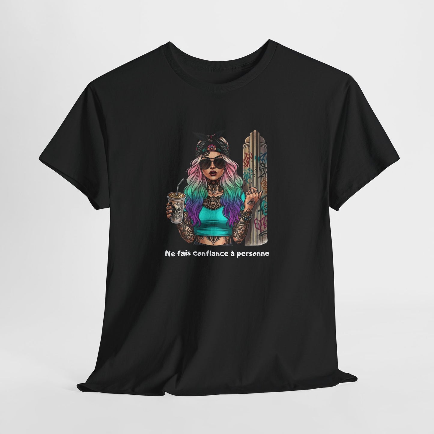 T-Shirt Femme Rebelle Tattoo – Ne Fais Confiance à Personne – Style Street Art Girl Colorée