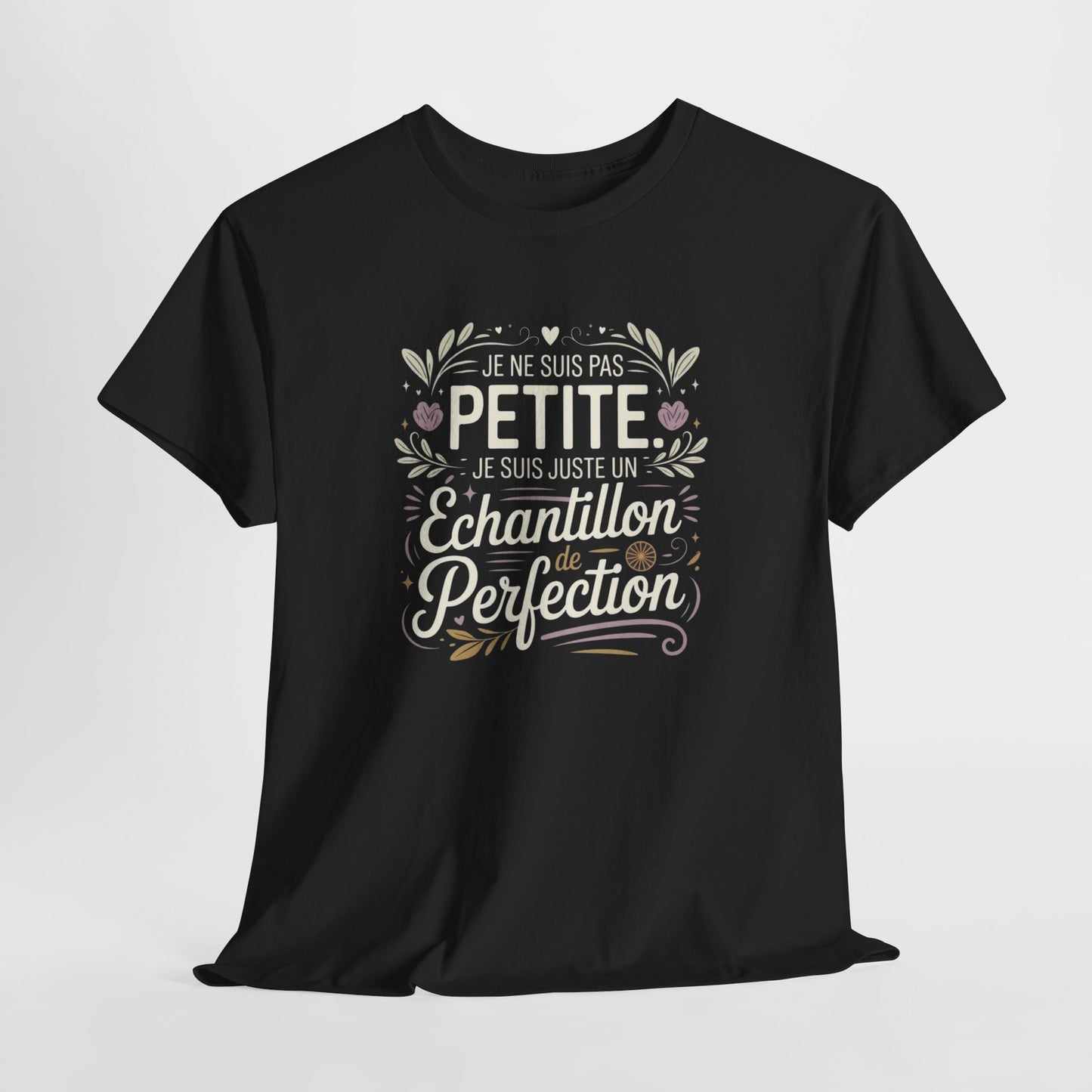 T-Shirt Femme Citation "Je Ne Suis Pas Petite Je Suis un Échantillon de Perfection" – Design Floral Élégant
